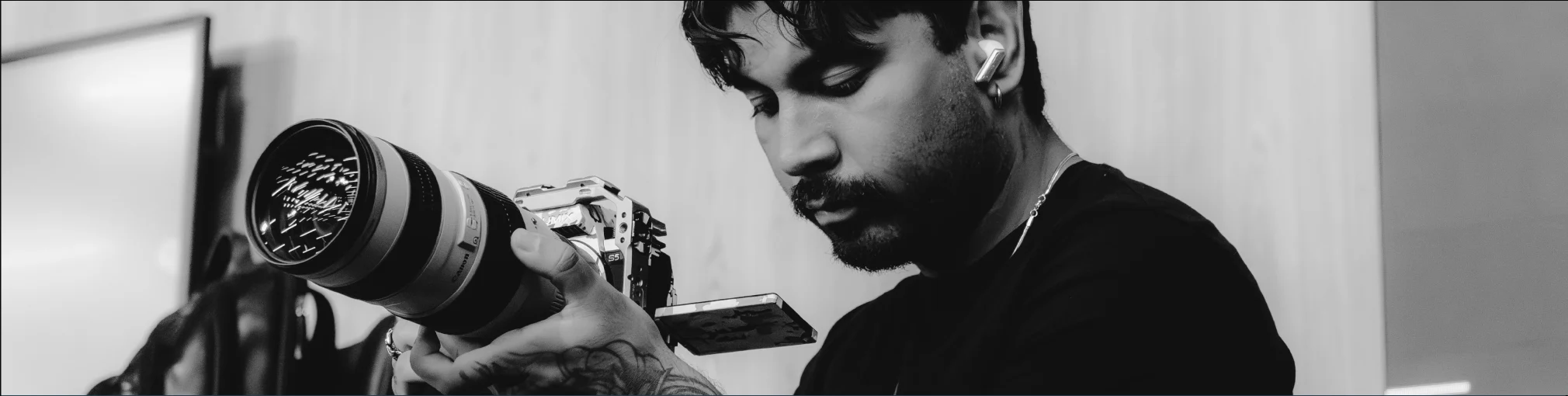 Vitor ajustando a lente da câmera